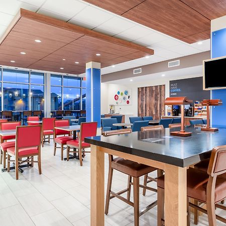 Holiday Inn Express & Suites - Springfield North By Ihg Exterior photo