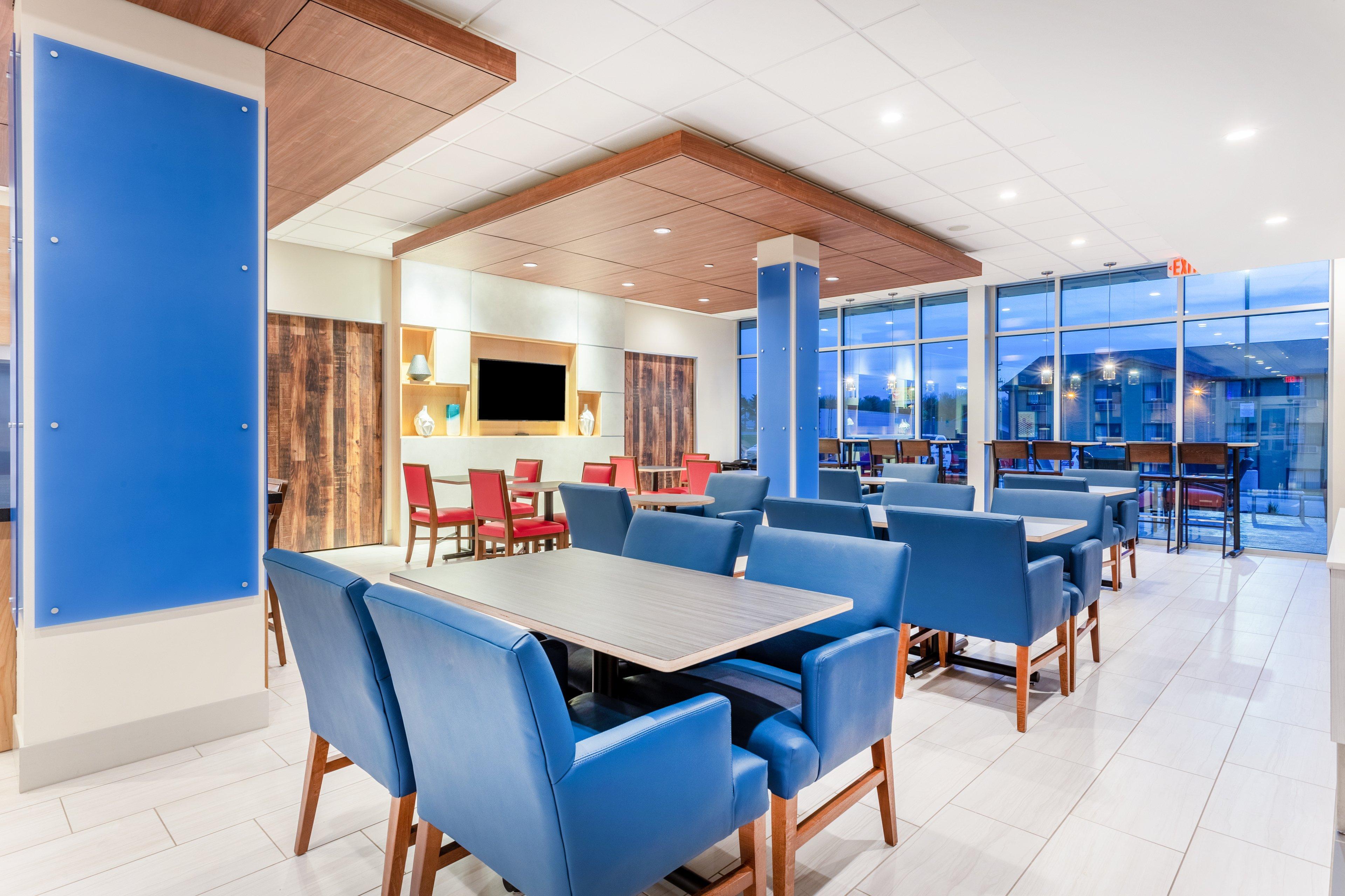 Holiday Inn Express & Suites - Springfield North By Ihg Exterior photo